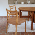Chaises scandinaves vintage en bois clair, lot de 4, dossier à deux barreaux courbes, pieds arrière en sabre et pieds avant fuselés, assises retapissées en lainage brun moka