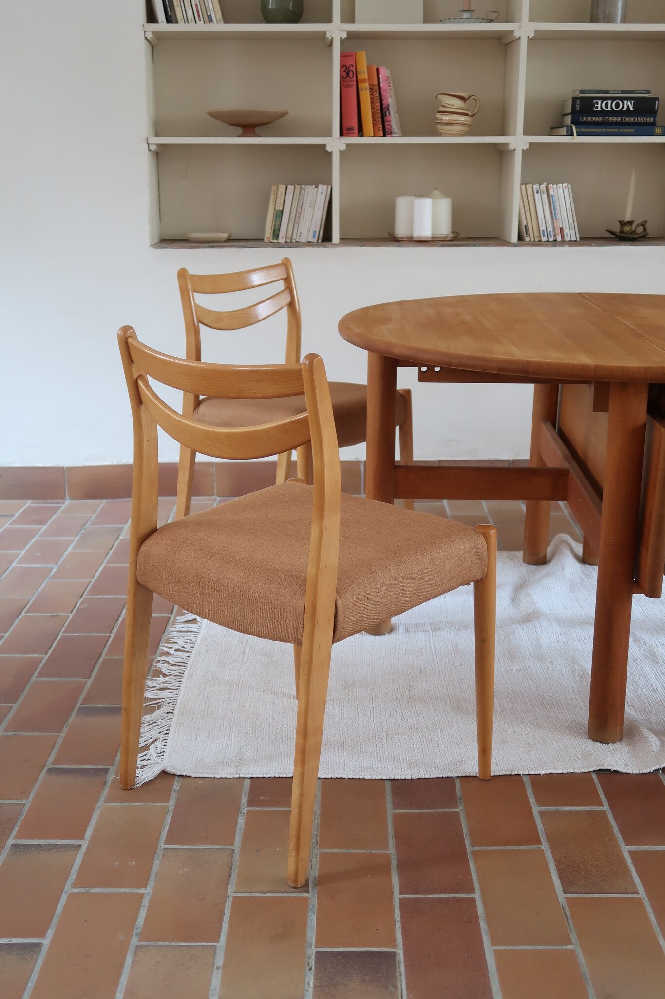 Chaises scandinaves vintage en bois clair, lot de 4, dossier à deux barreaux courbes, pieds arrière en sabre et pieds avant fuselés, assises retapissées en lainage brun moka