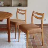 Chaises scandinaves vintage en bois clair, lot de 4, dossier à deux barreaux courbes, pieds arrière en sabre et pieds avant fuselés, assises retapissées en lainage brun moka