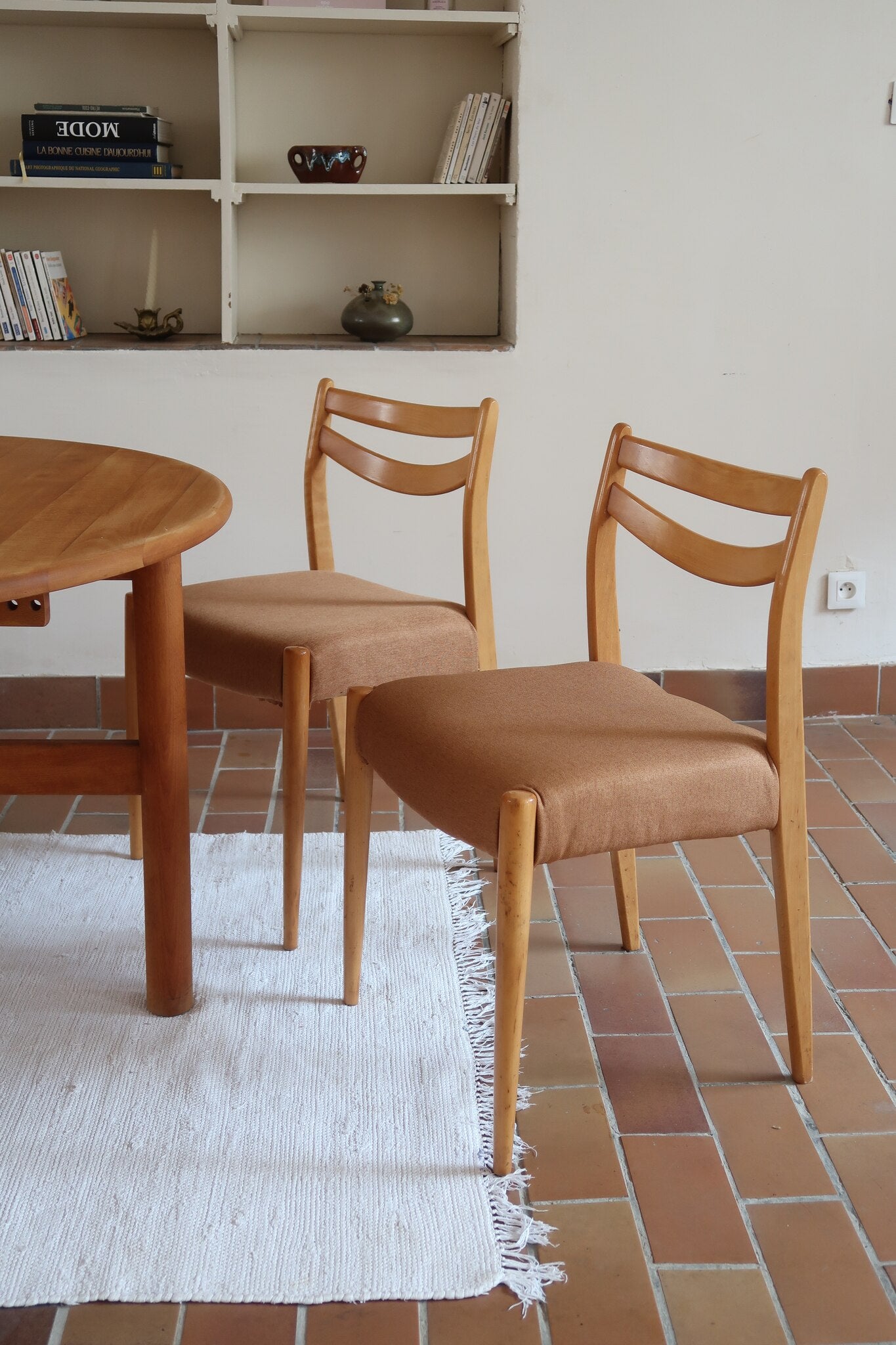 Chaises scandinaves vintage en bois clair, lot de 4, dossier à deux barreaux courbes, pieds arrière en sabre et pieds avant fuselés, assises retapissées en lainage brun moka