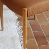 Chaises scandinaves vintage en bois clair, lot de 4, dossier à deux barreaux courbes, pieds arrière en sabre et pieds avant fuselés, assises retapissées en lainage brun moka