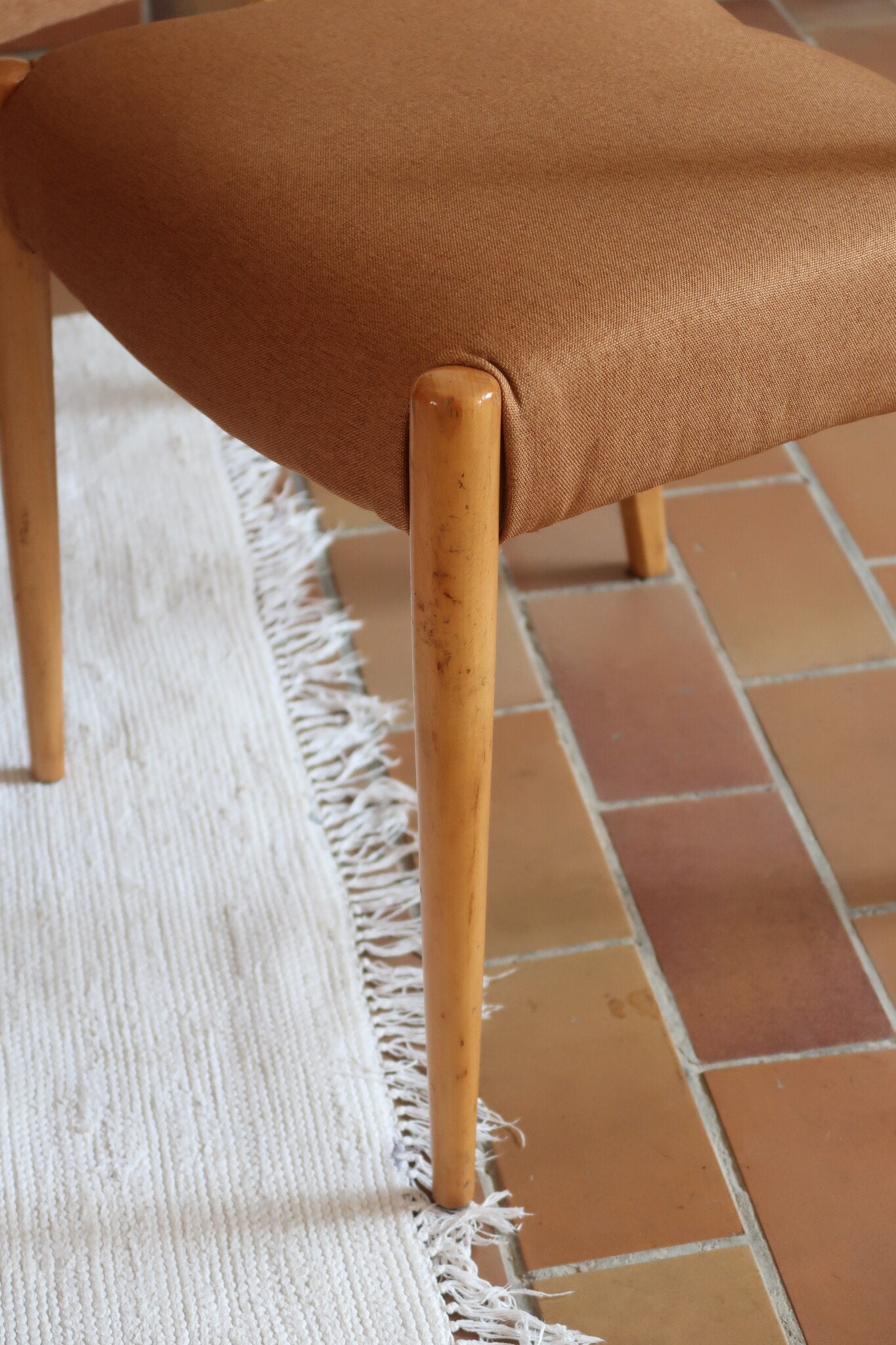 Chaises scandinaves vintage en bois clair, lot de 4, dossier à deux barreaux courbes, pieds arrière en sabre et pieds avant fuselés, assises retapissées en lainage brun moka
