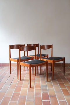 4 chaises scandinaves en teck et skaï noir des années 60, dans le goût de Niels O. Møller.