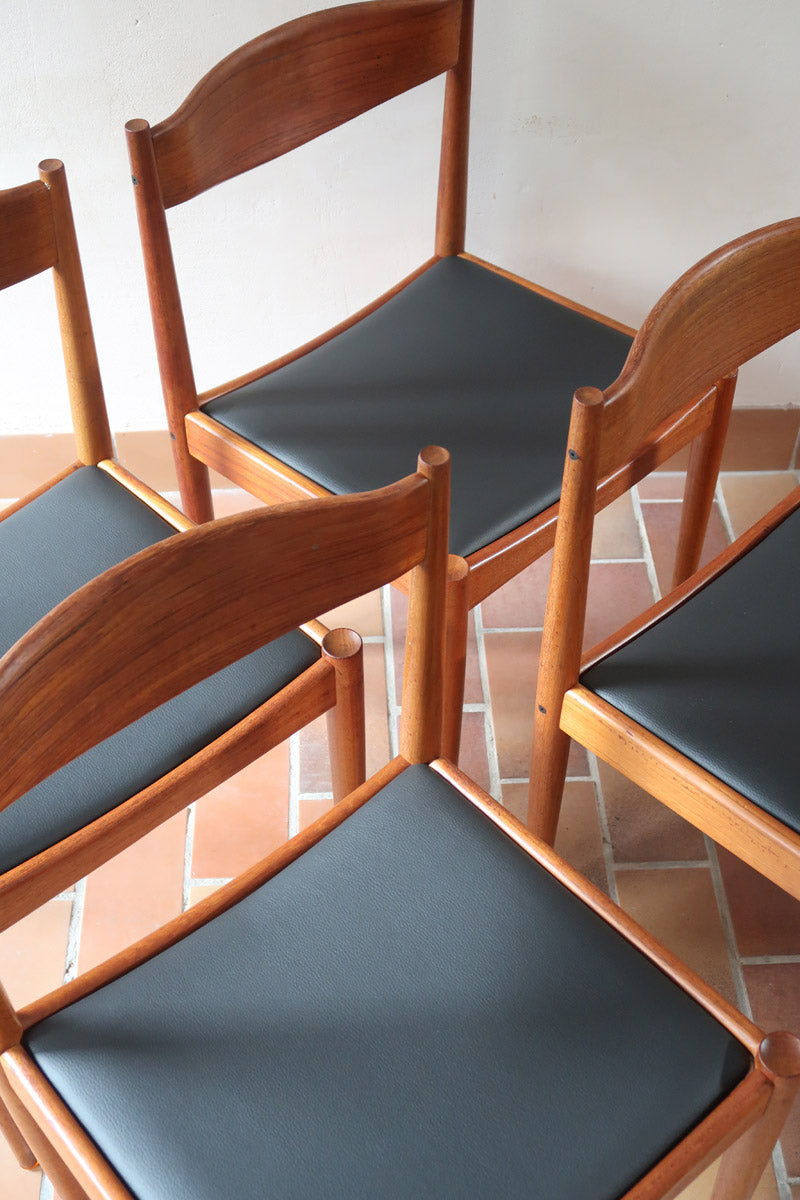 4 chaises scandinaves en teck et skaï noir des années 60, dans le goût de Niels O. Møller.