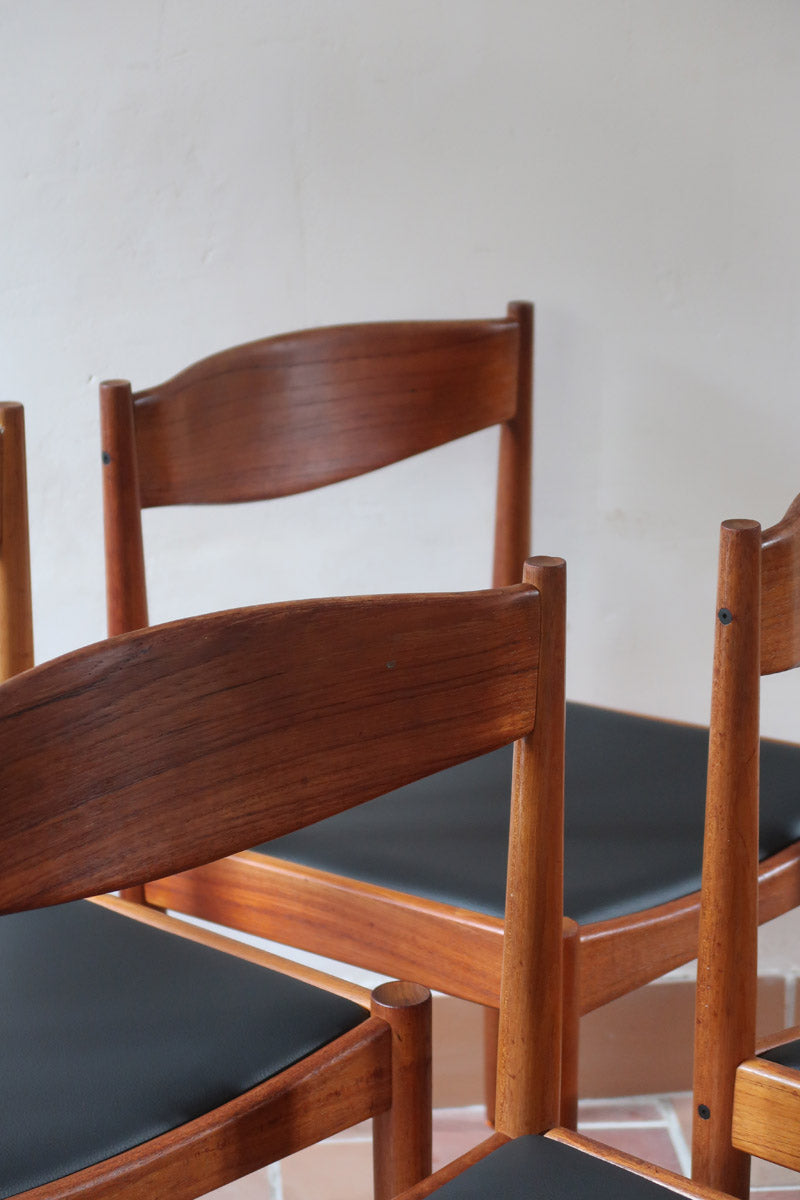 4 chaises scandinaves en teck et skaï noir des années 60, dans le goût de Niels O. Møller.