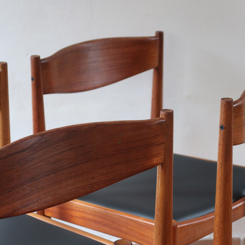 4 chaises scandinaves en teck et skaï noir des années 60, dans le goût de Niels O. Møller.