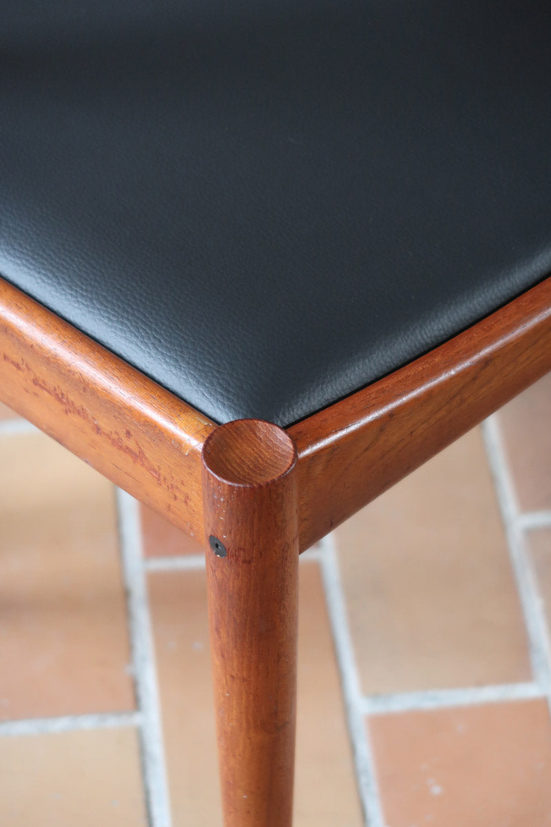 4 chaises scandinaves en teck et skaï noir des années 60, dans le goût de Niels O. Møller.