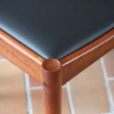 4 chaises scandinaves en teck et skaï noir des années 60, dans le goût de Niels O. Møller.