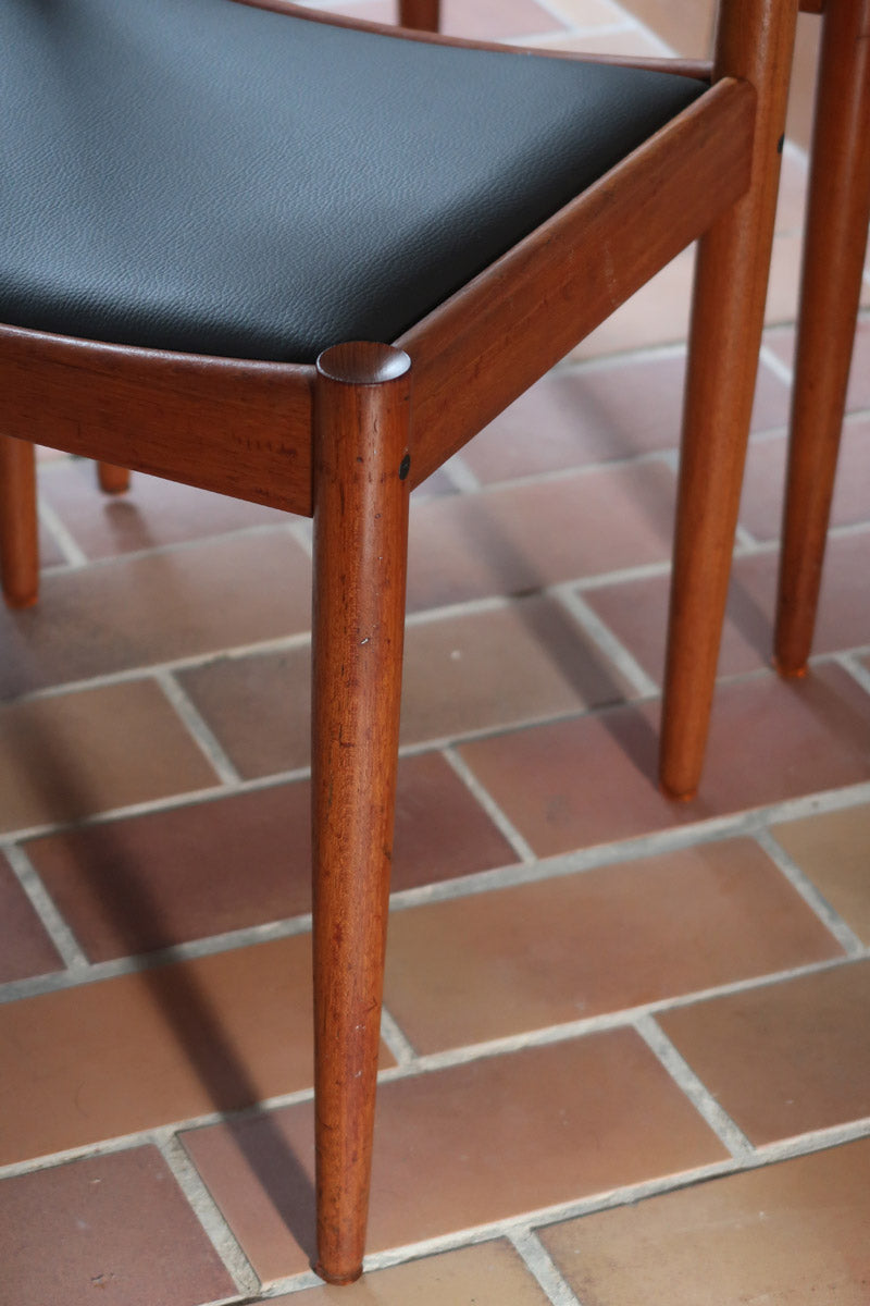 4 chaises scandinaves en teck et skaï noir des années 60, dans le goût de Niels O. Møller.