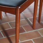 4 chaises scandinaves en teck et skaï noir des années 60, dans le goût de Niels O. Møller.