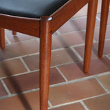 4 chaises scandinaves en teck et skaï noir des années 60, dans le goût de Niels O. Møller.