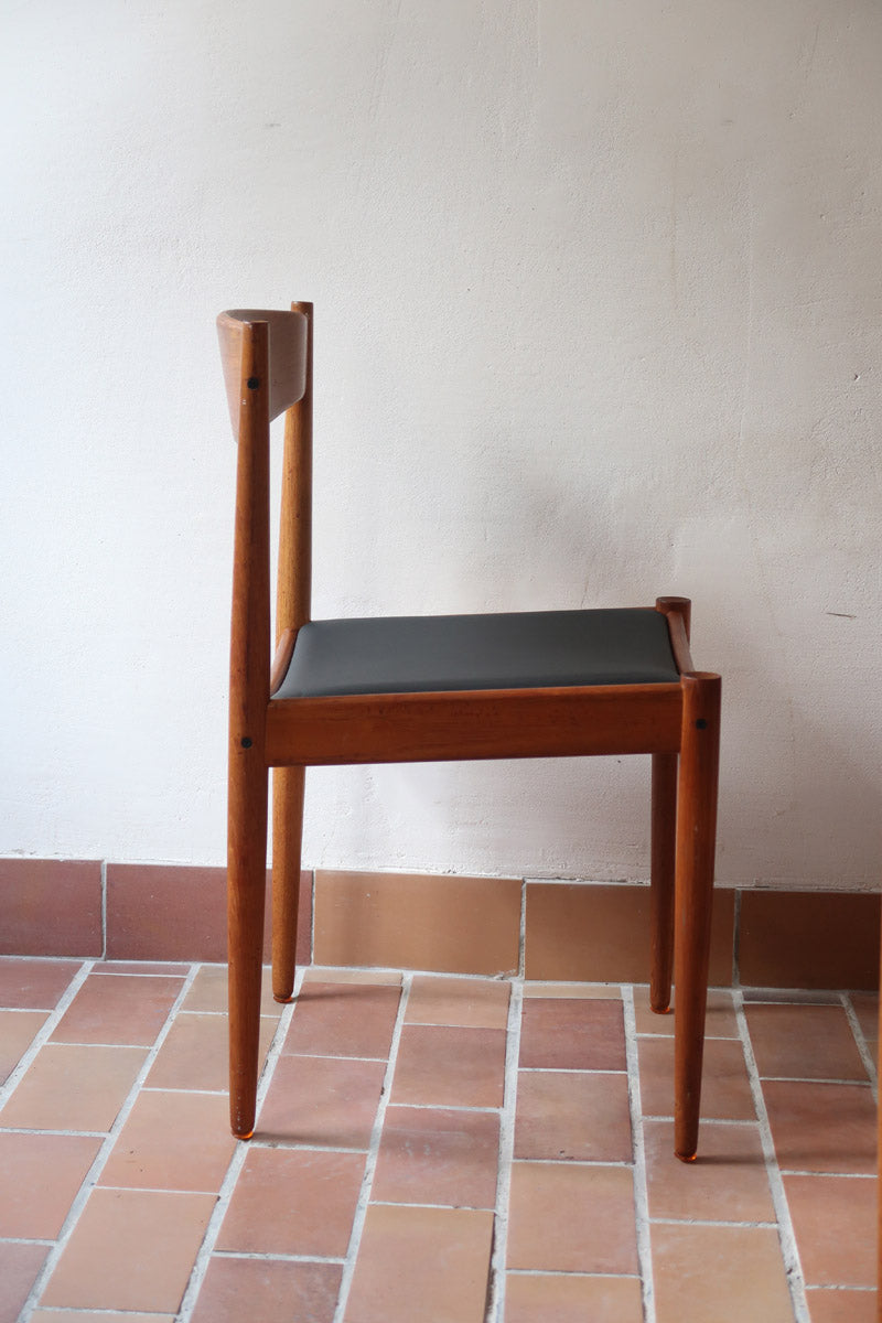 4 chaises scandinaves en teck et skaï noir des années 60, dans le goût de Niels O. Møller.