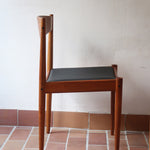 4 chaises scandinaves en teck et skaï noir des années 60, dans le goût de Niels O. Møller.