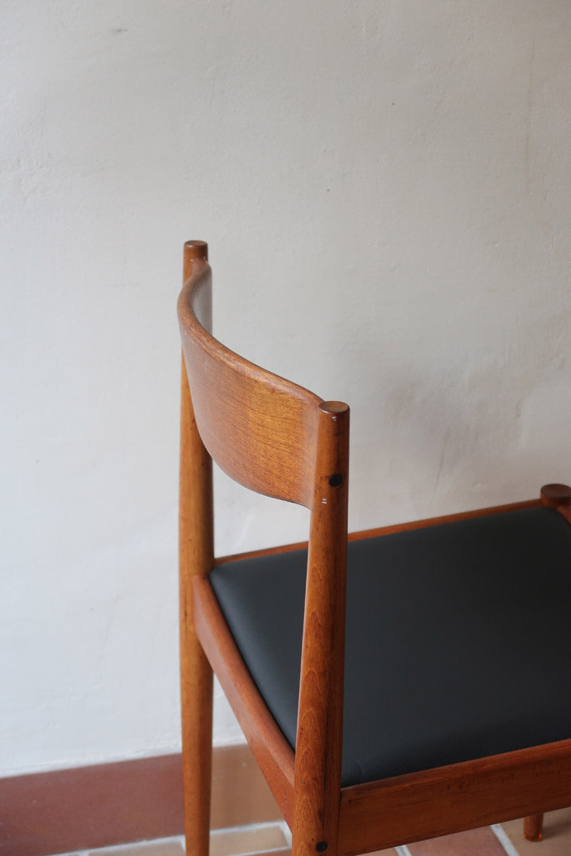 4 chaises scandinaves en teck et skaï noir des années 60, dans le goût de Niels O. Møller.