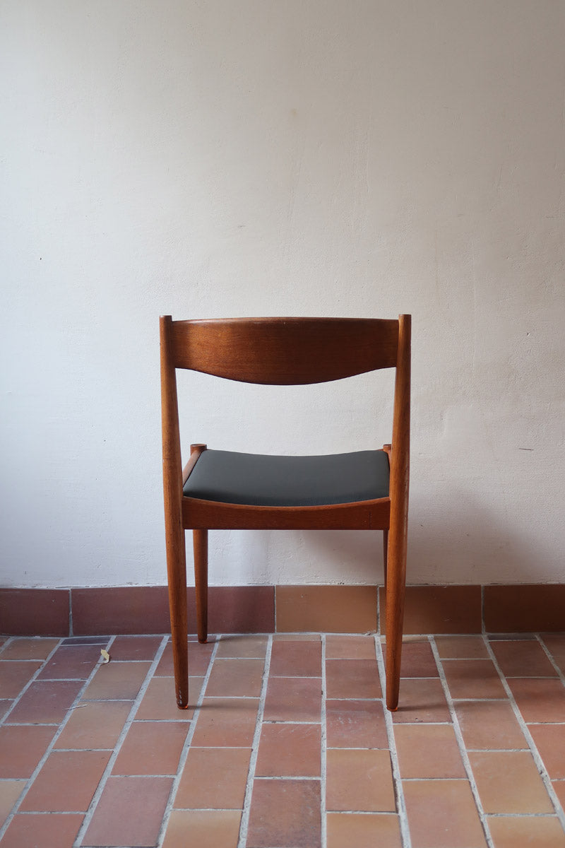 4 chaises scandinaves en teck et skaï noir des années 60, dans le goût de Niels O. Møller.