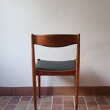 4 chaises scandinaves en teck et skaï noir des années 60, dans le goût de Niels O. Møller.