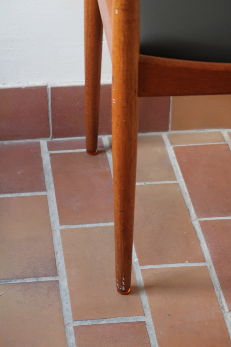 4 chaises scandinaves en teck et skaï noir des années 60, dans le goût de Niels O. Møller.