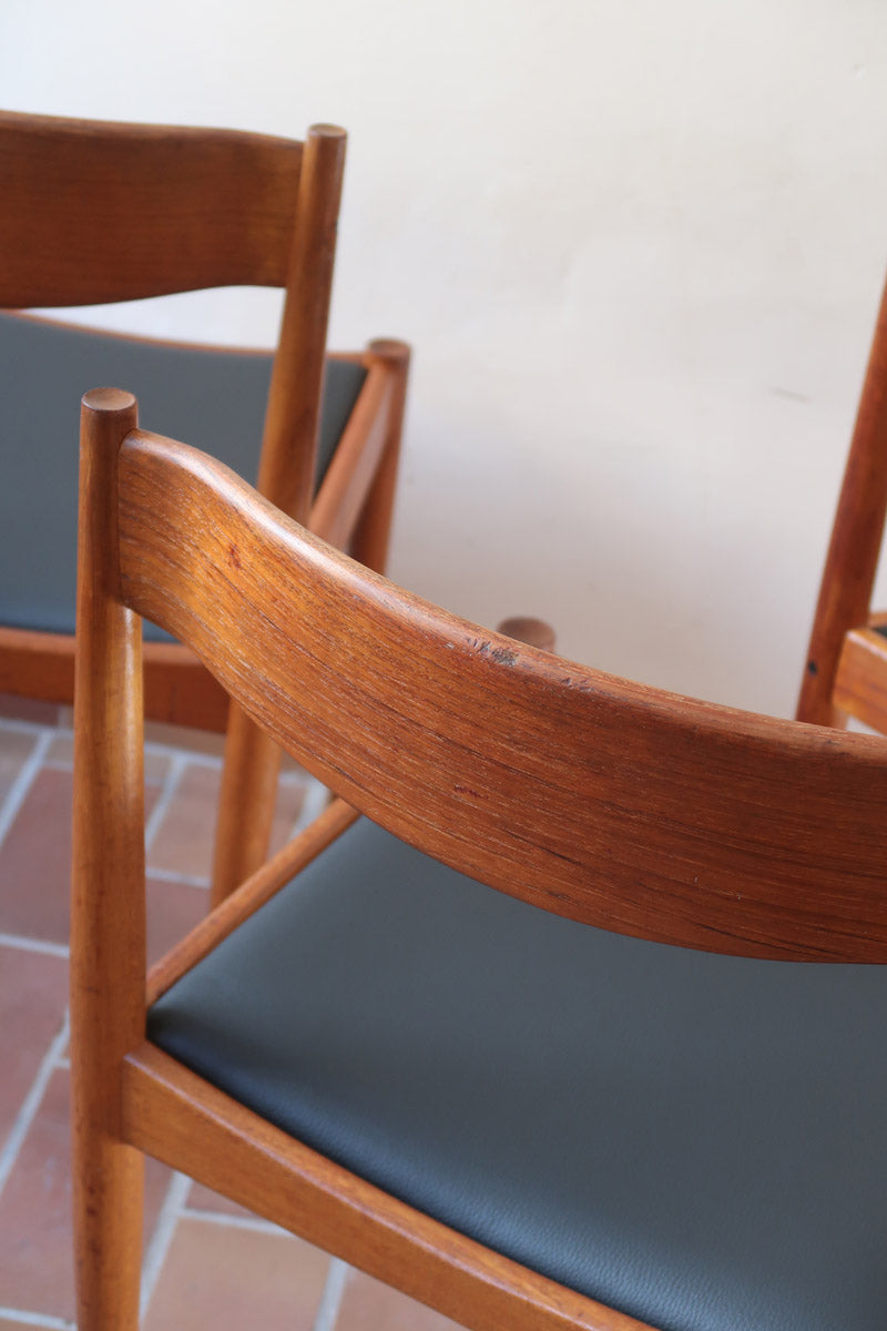 4 chaises scandinaves en teck et skaï noir des années 60, dans le goût de Niels O. Møller.