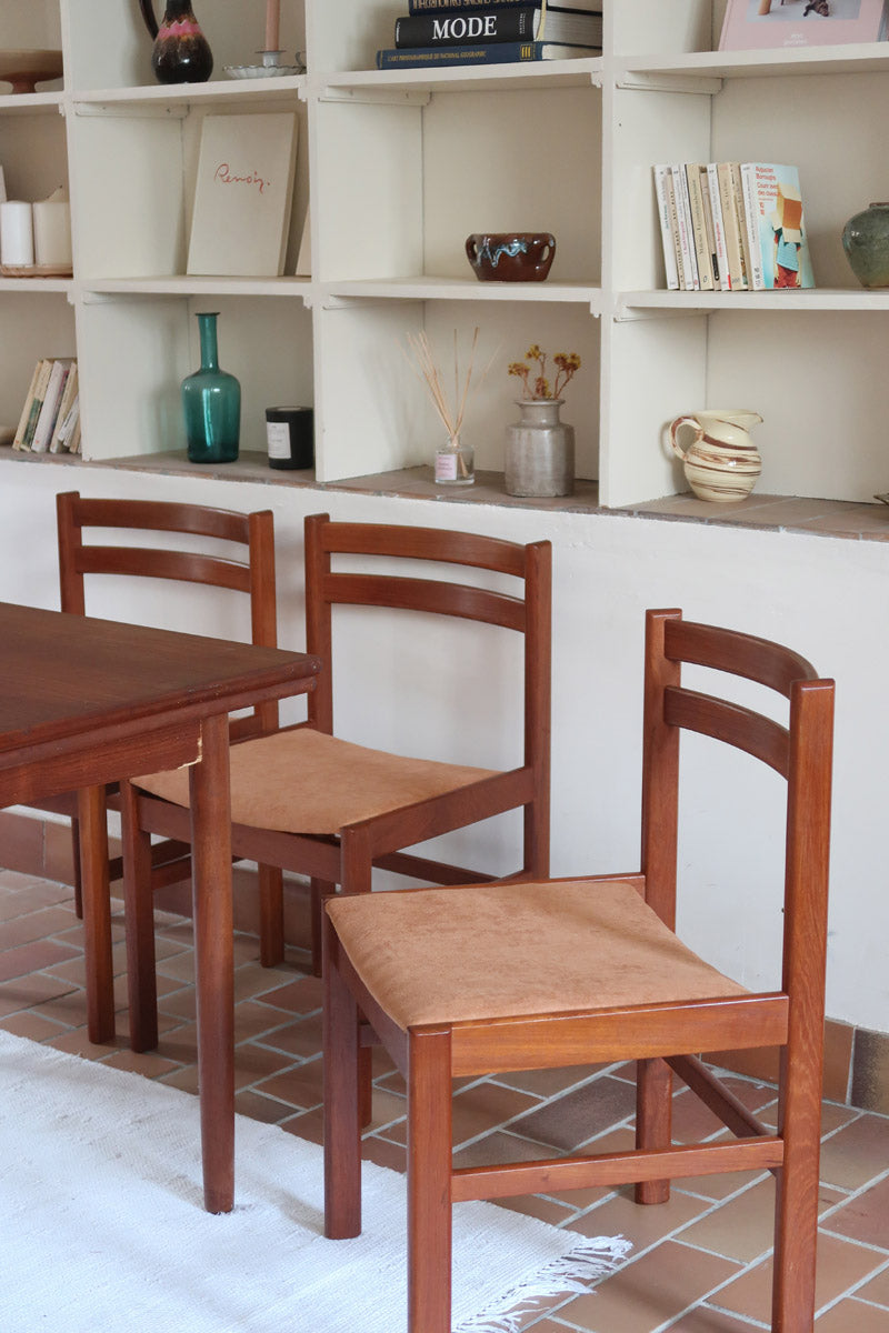 4 chaises scandinaves en teck à dossier à lattes avec assise en tissu peau de pêche, design danois des années 60.