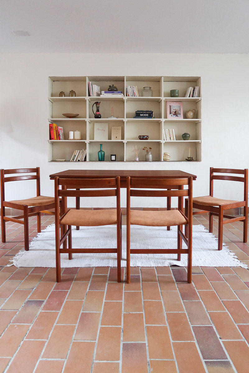 4 chaises scandinaves en teck à dossier à lattes avec assise en tissu peau de pêche, design danois des années 60.