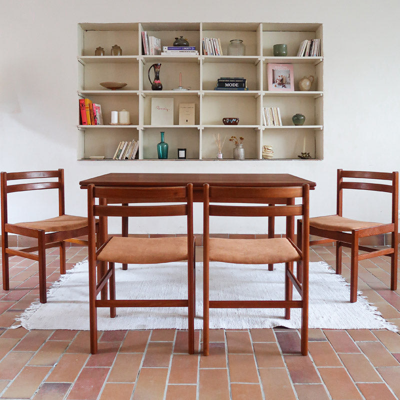 4 chaises scandinaves en teck à dossier à lattes avec assise en tissu peau de pêche, design danois des années 60.