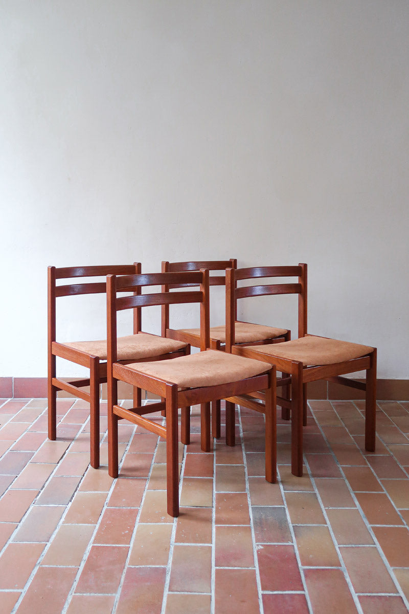 4 chaises scandinaves en teck à dossier à lattes avec assise en tissu peau de pêche, design danois des années 60.