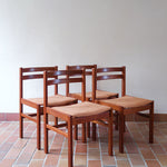 4 chaises scandinaves en teck à dossier à lattes avec assise en tissu peau de pêche, design danois des années 60.