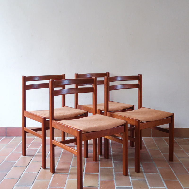 4 chaises scandinaves en teck à dossier à lattes avec assise en tissu peau de pêche, design danois des années 60.