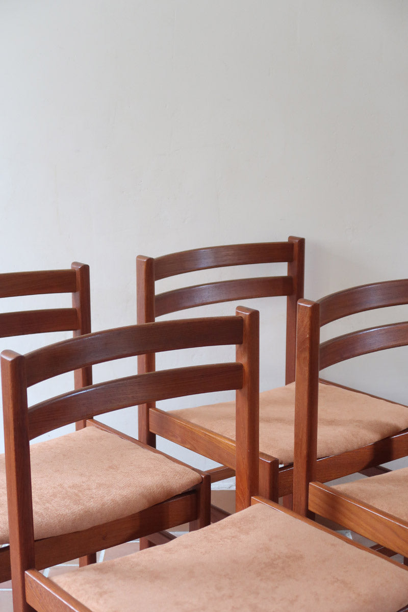 4 chaises scandinaves en teck à dossier à lattes avec assise en tissu peau de pêche, design danois des années 60.