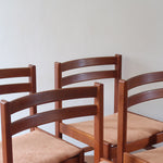 4 chaises scandinaves en teck à dossier à lattes avec assise en tissu peau de pêche, design danois des années 60.