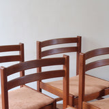 4 chaises scandinaves en teck à dossier à lattes avec assise en tissu peau de pêche, design danois des années 60.