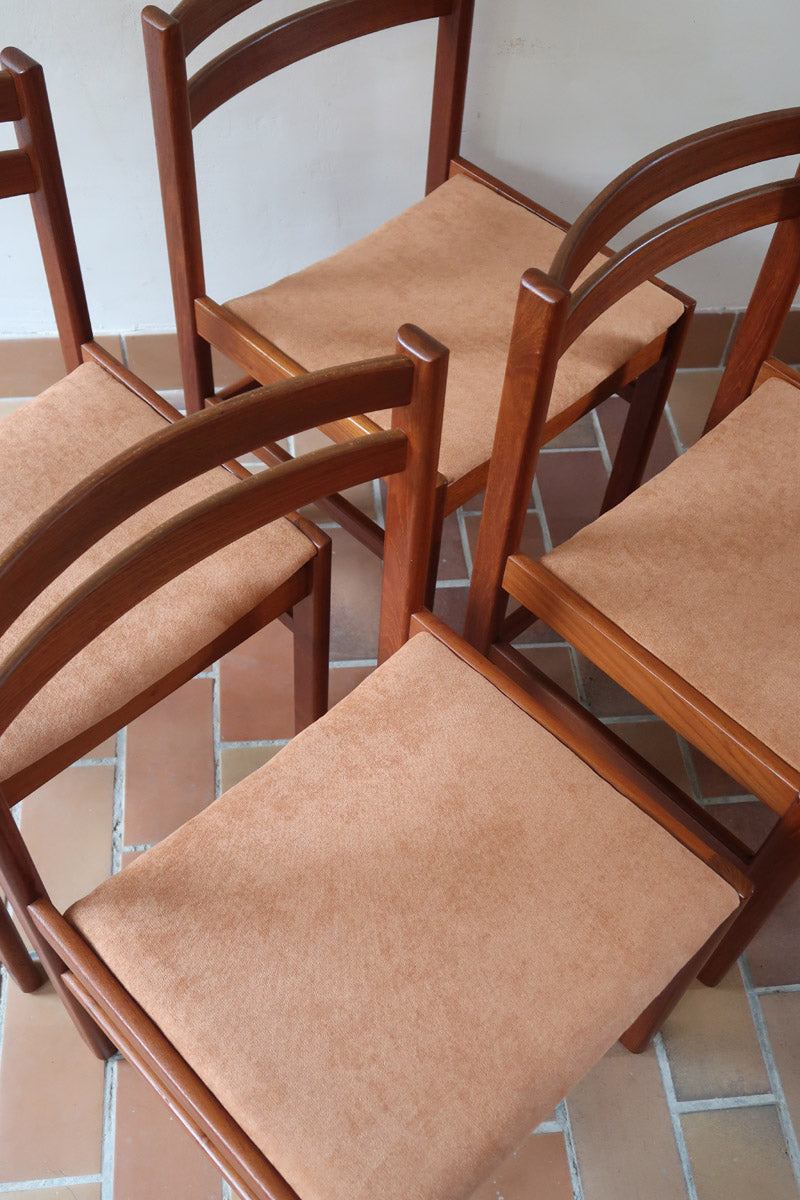 4 chaises scandinaves en teck à dossier à lattes avec assise en tissu peau de pêche, design danois des années 60.