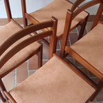 4 chaises scandinaves en teck à dossier à lattes avec assise en tissu peau de pêche, design danois des années 60.