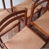 4 chaises scandinaves en teck à dossier à lattes avec assise en tissu peau de pêche, design danois des années 60.