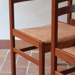 4 chaises scandinaves en teck à dossier à lattes avec assise en tissu peau de pêche, design danois des années 60.