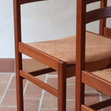 4 chaises scandinaves en teck à dossier à lattes avec assise en tissu peau de pêche, design danois des années 60.