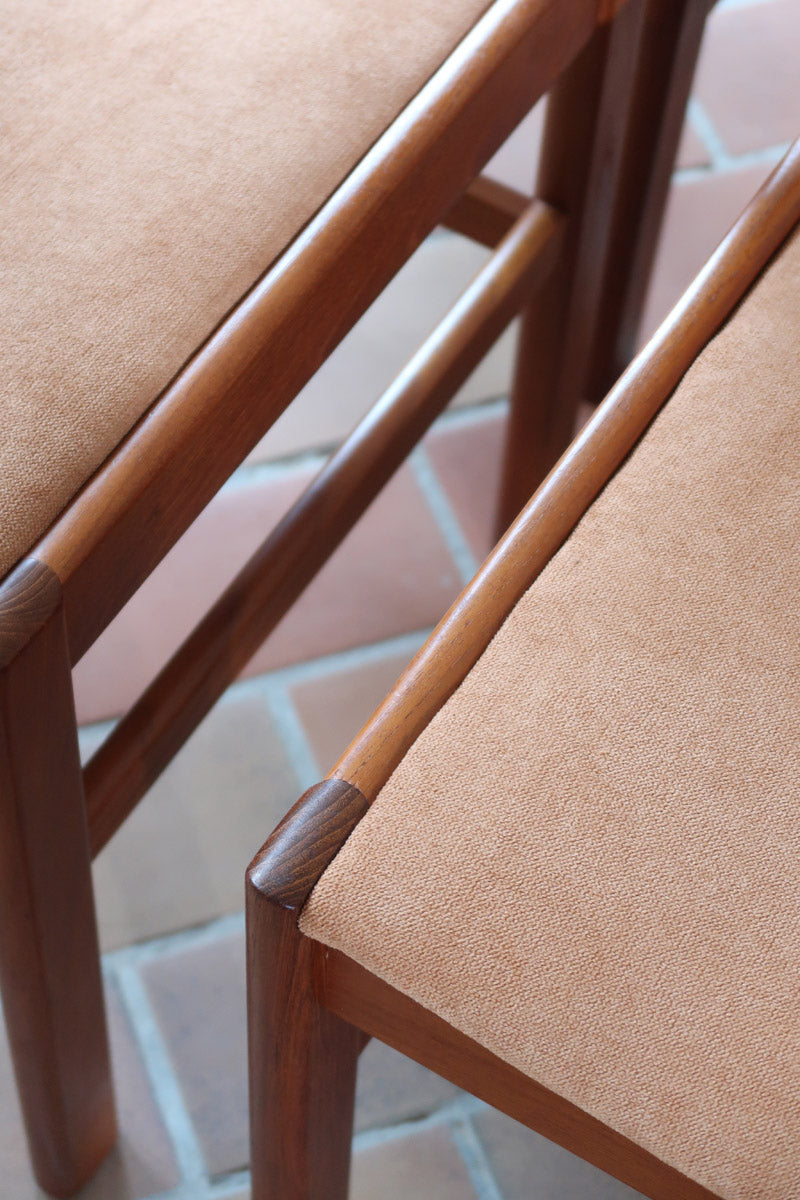 4 chaises scandinaves en teck à dossier à lattes avec assise en tissu peau de pêche, design danois des années 60.