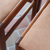 4 chaises scandinaves en teck à dossier à lattes avec assise en tissu peau de pêche, design danois des années 60.