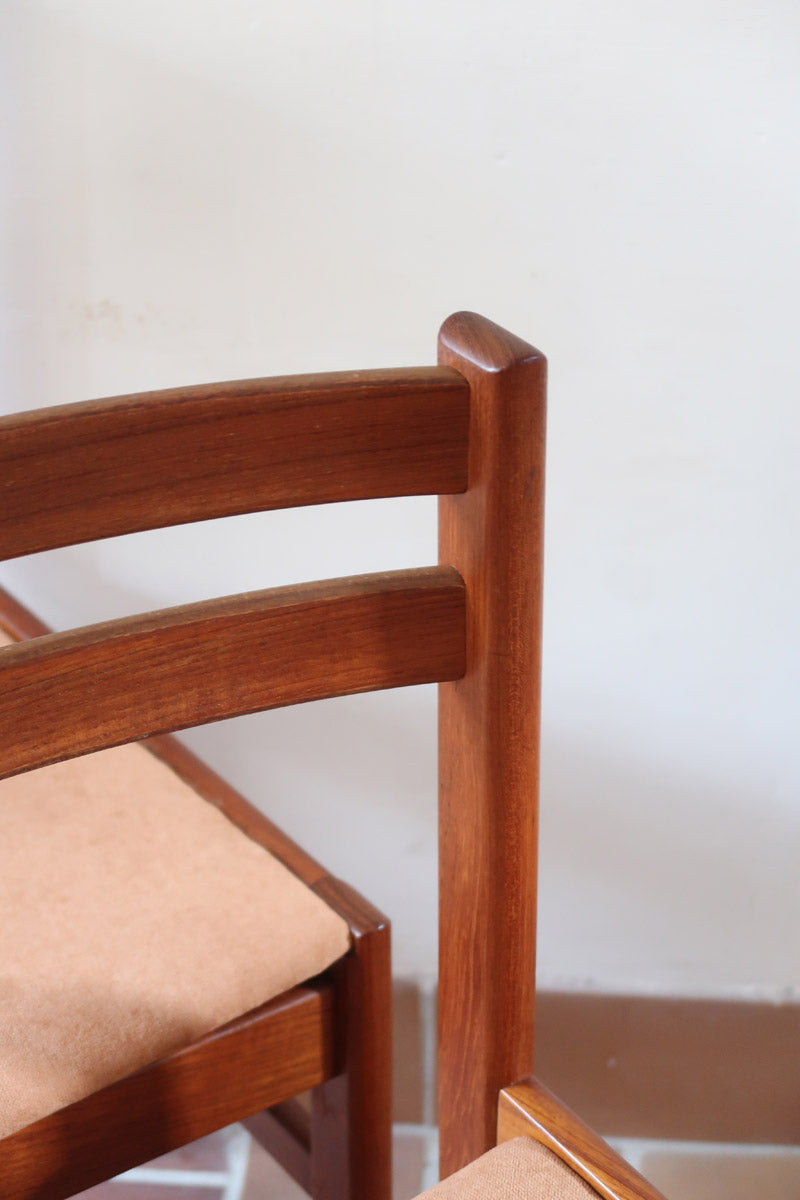 4 chaises scandinaves en teck à dossier à lattes avec assise en tissu peau de pêche, design danois des années 60.