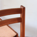 4 chaises scandinaves en teck à dossier à lattes avec assise en tissu peau de pêche, design danois des années 60.