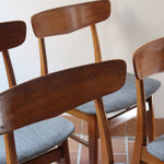 4 chaises scandinaves Farstrup en teck avec assise en tissu gris, design danois des années 60.