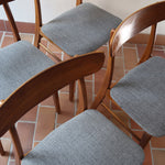 4 chaises scandinaves Farstrup en teck avec assise en tissu gris, design danois des années 60.