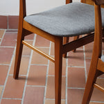 4 chaises scandinaves Farstrup en teck avec assise en tissu gris, design danois des années 60.