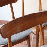 4 chaises scandinaves Farstrup en teck avec assise en tissu gris, design danois des années 60.