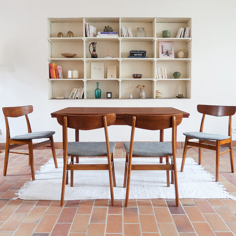 4 chaises scandinaves Farstrup en teck avec assise en tissu gris, design danois des années 60.