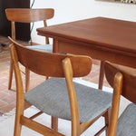 4 chaises scandinaves Farstrup en teck avec assise en tissu gris, design danois des années 60.