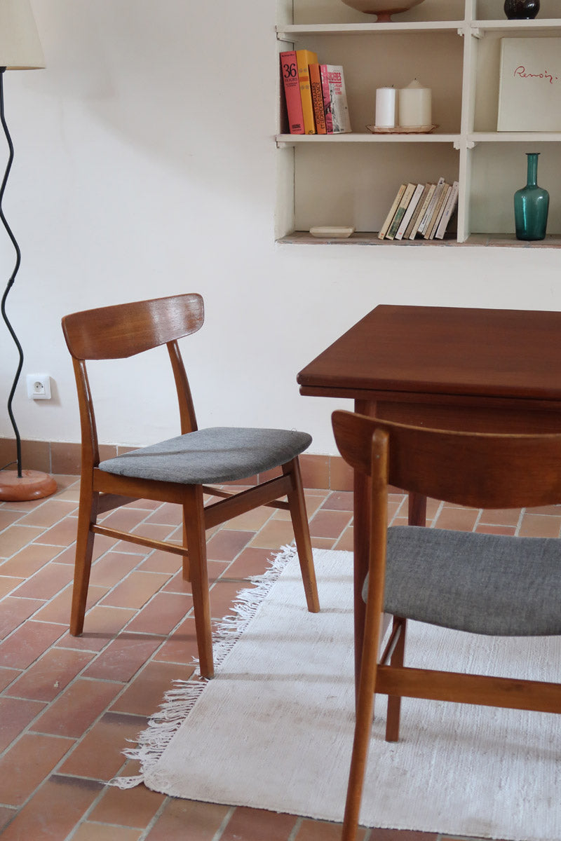 4 chaises scandinaves Farstrup en teck avec assise en tissu gris, design danois des années 60.