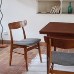 4 chaises scandinaves Farstrup en teck avec assise en tissu gris, design danois des années 60.