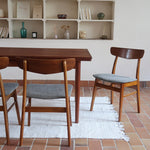 4 chaises scandinaves Farstrup en teck avec assise en tissu gris, design danois des années 60.