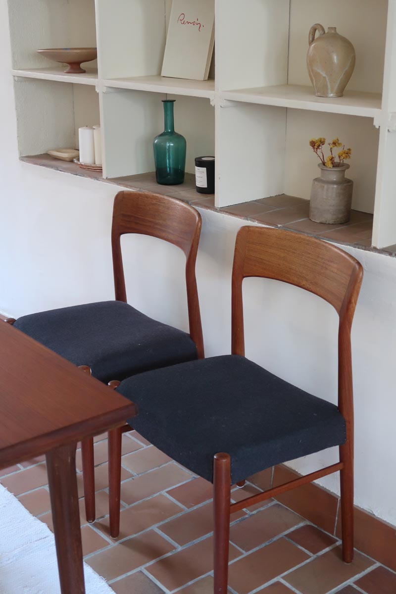 4 chaises scandinaves vintage en teck et tissu noir – style Farstrup